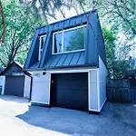 Cozy 1 Bedroom Laneway House Downtown Eastside