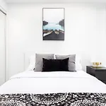 Downtown Toronto Condo Near Cn Tower, Mtcc, Rogers Center , Union Station