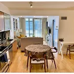 Comfy 1 Bedroom & Den Condo In Downtown Toronto 1 Queen & 1 Single Bed