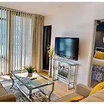Comfy 1 Bedroom & Den Condo In Downtown Toronto 1 Queen & 1 Single Bed