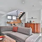 New Modern 1400 Sq Ft Coach House Near Everything