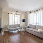 Designer Condo W/ Cn Tower View & Parking
