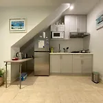 Spacious Bedroom With Living Area And Free Parking In Midtown