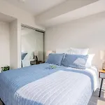 Traveller Home In Centre Toronto