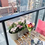 Deluxe Suites In Downtown Toronto With Amazing View
