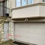 Spacious Bedroom With Living Area And Free Parking In Midtown