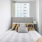 Stunning Top Floor Lake View Studio Near Cn Tower