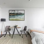 Stunning Top Floor Lake View Studio Near Cn Tower