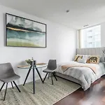 Stunning Top Floor Lake View Studio Near Cn Tower