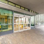 Stunning Top Floor Lake View Studio Near Cn Tower