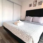 Cozy Condo In Downtown Toronto + Free Parking