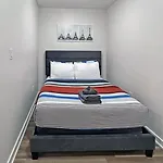 Cozy Condo In Downtown Toronto + Free Parking