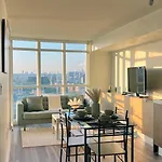 Cozy Condo In Downtown Toronto + Free Parking
