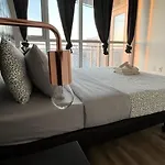 Cozy Condo In Downtown Toronto + Free Parking