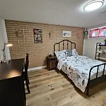 Newly-Renovated 3Br House, 12 Minutes To Airport