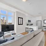 Designer Yorkdale 2Br Townhouse, Private Patio, Parking