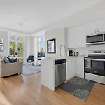 Designer Yorkdale 2Br Townhouse, Private Patio, Parking
