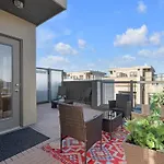 Designer Yorkdale 2Br Townhouse, Private Patio, Parking