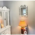 Cozy Private 1Bhk Apt On Main Floor