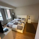 Best Location In Downtown- Walking To Eaton Centre, Nathan Phillips Square, Yonge-Dundas, Ikea,Transit