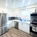 Spacious Master Suite W Private Bathroom Steps To Subway