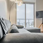 2Br Condo Close To Eaton Center