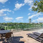 Luxury Downtown Condo With Cn Tower Views, Pool Access, Gym, Accommodates 4,Free Parking Upon Request At Booking