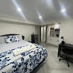 Cozy Basement Room With Free Parking In Toronto