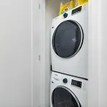 Luxury 2-Bedroom Oasis At College & Bathurst