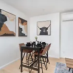Luxury 2-Bedroom Oasis At College & Bathurst