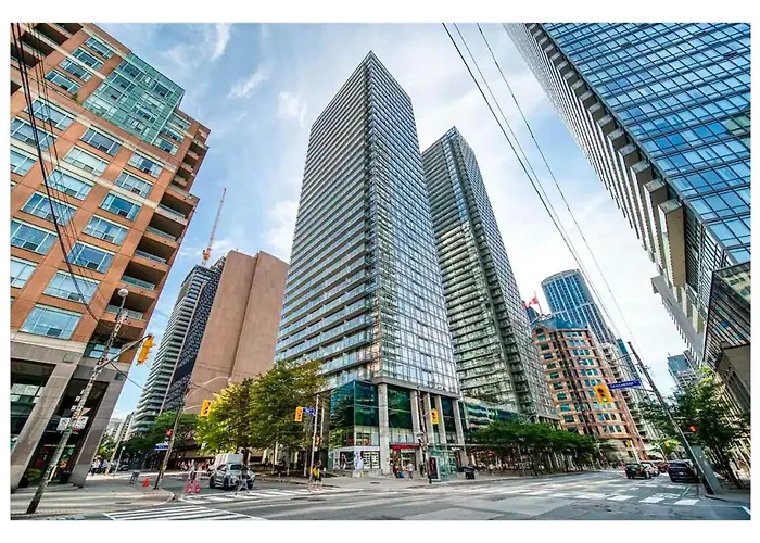 Comfy 1 Bedroom & Den Condo In Downtown Toronto 1 Queen & 1 Single Bed