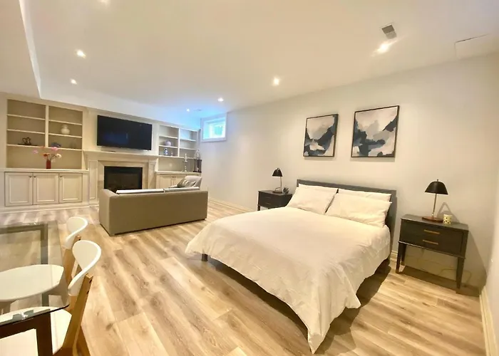 Spacious Bedroom With Living Area And Free Parking In Midtown