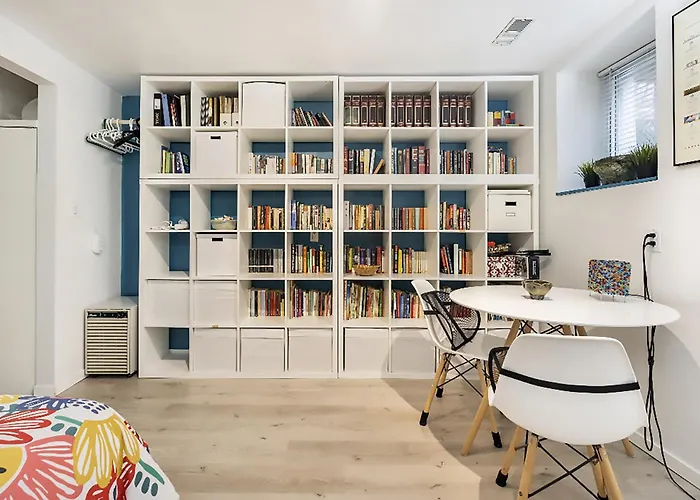 An Independent Beach Retreat Steps From The Lake And Right In The City