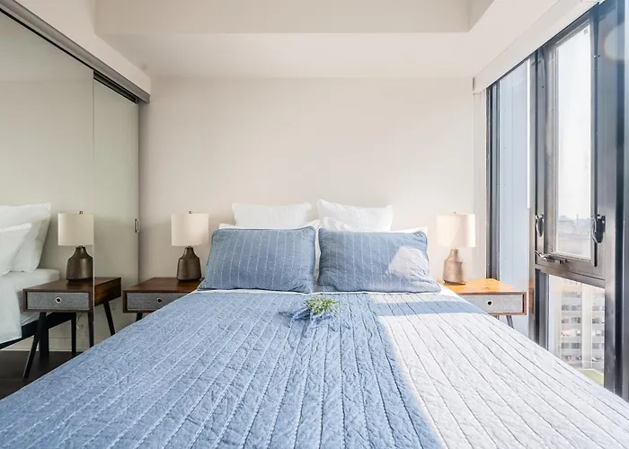 Traveller Home In Centre Toronto