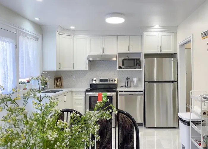 Newly-Renovated 3Br House, 12 Minutes To Airport