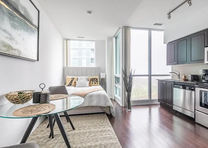 Stunning Top Floor Lake View Studio Near Cn Tower