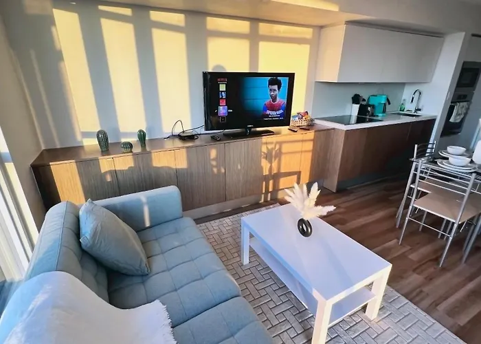 Cozy Condo In Downtown Toronto + Free Parking