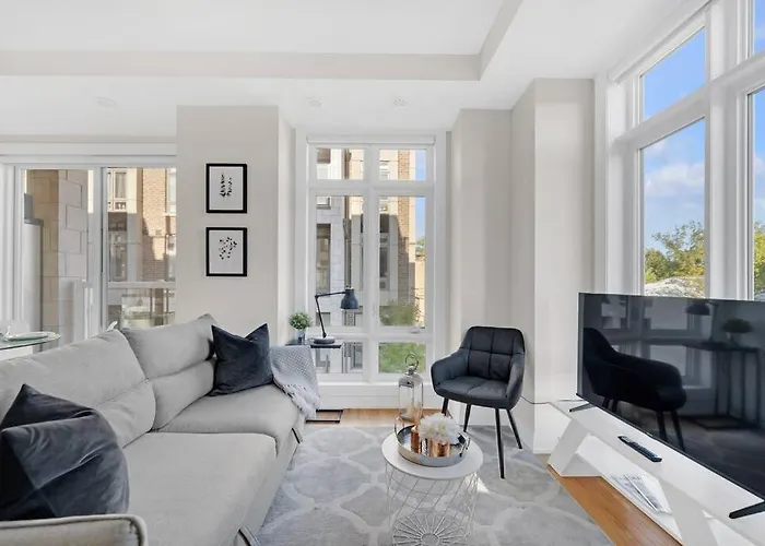Designer Yorkdale 2Br Townhouse, Private Patio, Parking