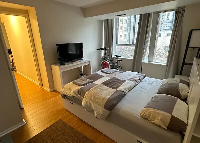 Best Location In Downtown- Walking To Eaton Centre, Nathan Phillips Square, Yonge-Dundas, Ikea,Transit