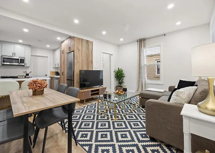 Private House With Parking & Steps To Subway