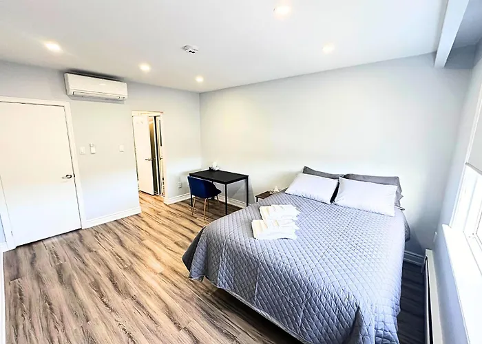 Spacious Master Suite W Private Bathroom Steps To Subway
