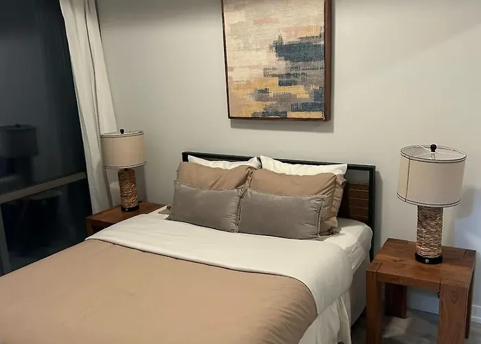 Charming 2Bdr 2Ba Condo Near Uoft & Yorkville