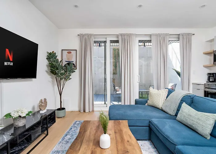 Luxury 2-Bedroom Oasis At College & Bathurst