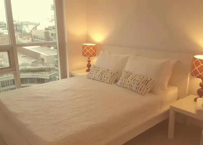 Lavish Suites - Luxury One Bedroom Condo- Cn Tower