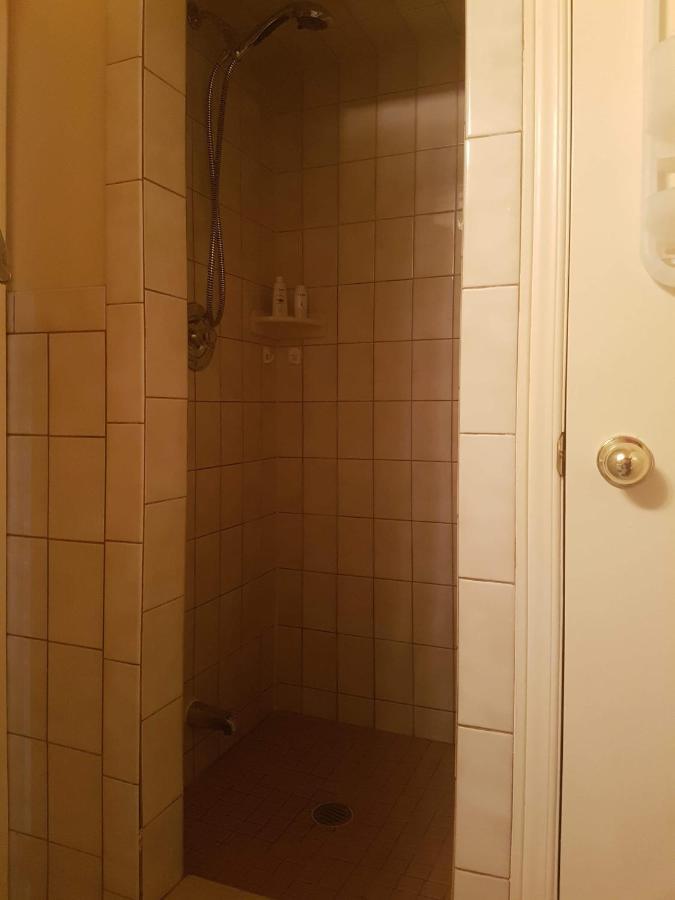 Apartment Private Close To Airport Pearson