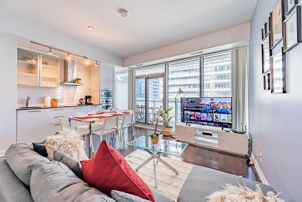 The Bay Suites - Entertainment Dist * Toronto