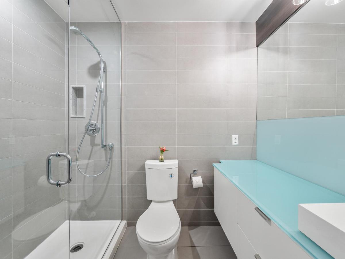 Apartment Designer 2br + Study Condo, Ed - Cn Tower View Toronto