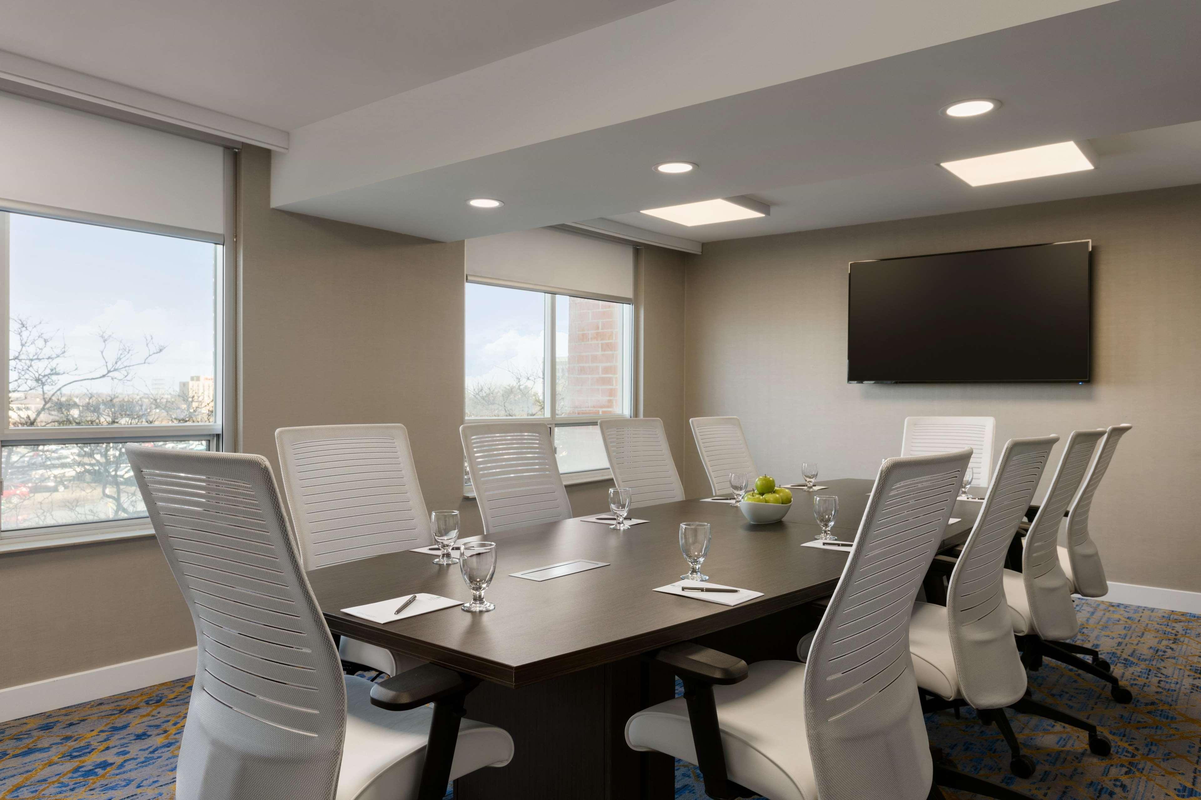 Embassy By Hilton Airport 4*