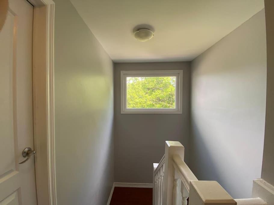 Spacious Mbr Near Kennedy Subway & Go Toronto