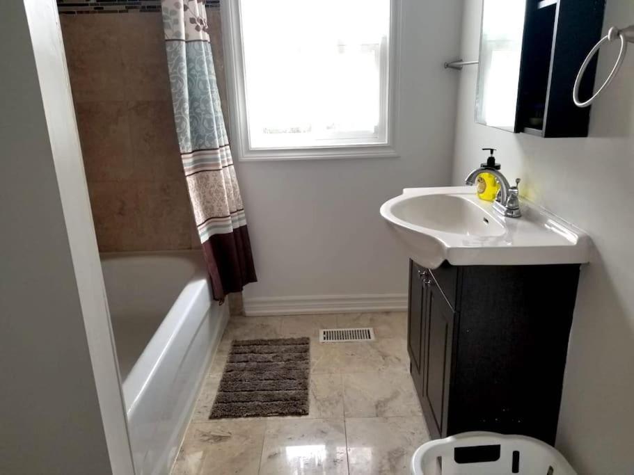 Homestay Spacious Mbr Near Kennedy Subway & Go